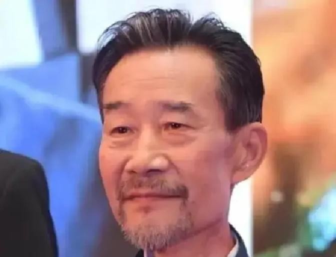 72岁的李雪健，耳朵彻底听不见了

妻子于海丹亲口说的，连助听器都彻底没用了

对一个靠听、靠回应来完成工作的演员来说，这等于直接宣判了职业生涯的“死刑”

可他偏不，不但还在演，还要背下对手的全部台词，就为了能看着对方的嘴型搭上戏

这种演法，得比常人承受多少压力，我们光是想想都觉得累

拿到剧本