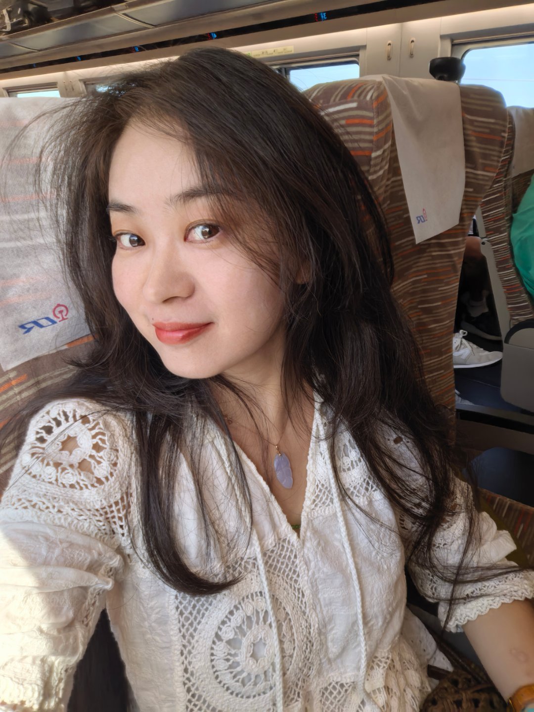 出差出发去西安，一车子都是去西安旅游的德国澳洲和伊朗人。伊朗哥们把自己11个月大的侄子抱过来让我玩[偷笑][偷笑][偷笑]天使👼一样的大眼睛， 一下想到龙餐馆电影了。我要不要安利他去看[闭嘴][闭嘴][闭嘴] 
我终于换了新手机出差，mate30pro 已经让我用到完全不能开机好像主板烧了。 翻日记发现6 ​