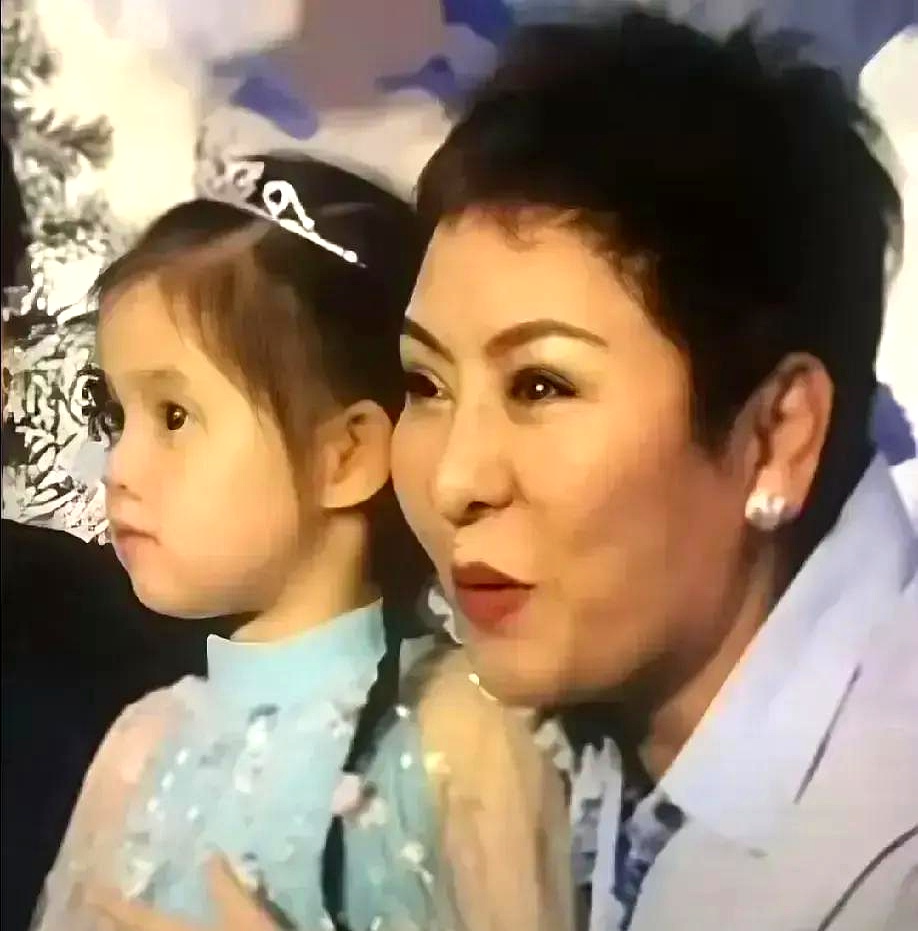不是一家人，不进一家门这话用在郭碧婷和向佐身上，简直一点都没错。
 

翻出两人小时候的照片一看，都是清一色的圆脸蛋、大眼睛，妥妥的萌娃标配。
 

难怪网友看完直呼，这俩人能走到一块儿当夫妻，从基因里就已经注定了缘分。
 

说白了，郭碧婷长得标致归标致，五官轮廓其实就是个美女版的圆润向佐。