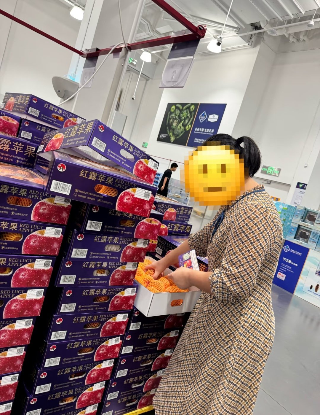 #山姆会员现场拆开水果礼盒调换大果# 
箱子本来封得好好的，翻来翻去把好的都捡走，剩下的留给后面买的人。理解想挑好果的心情，但这样开箱挑真的不太合适吧，别人买不就吃亏了? ​