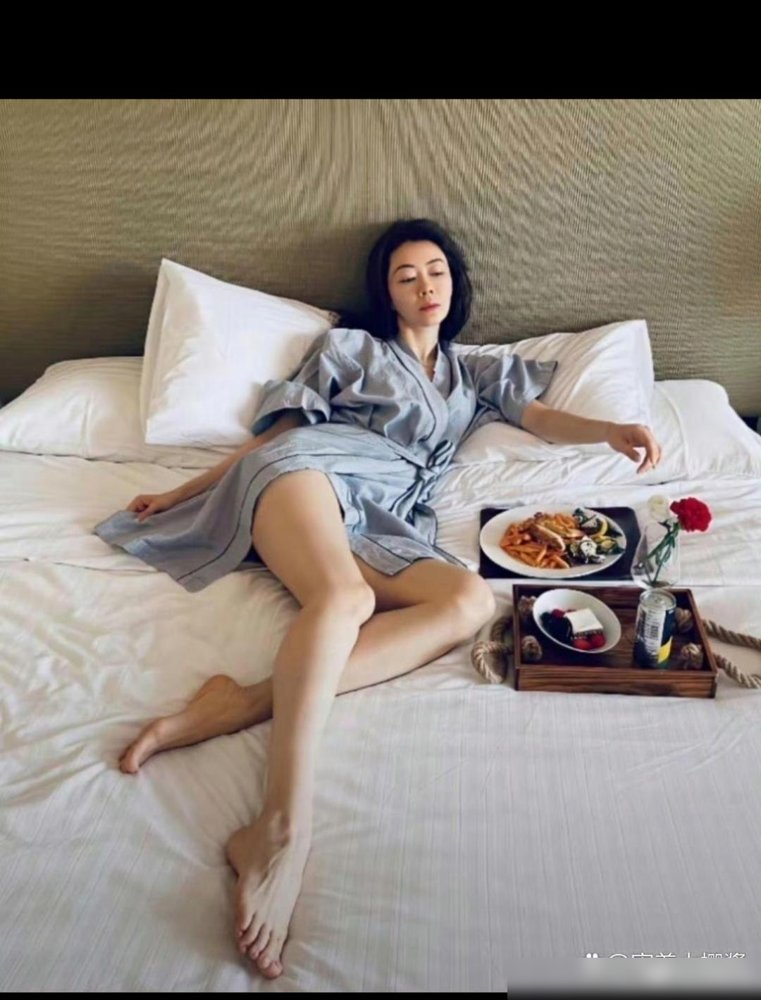 郭富城把熊黛林换了，娶了方媛，这事儿过去多少年了还有人替他可惜，说前女友那双腿的基因才是天花板。
结果呢，人家跟方媛生了仨闺女，结婚九年，没绯闻没撕扯。方媛带俩孩子去赛车场看他比赛，他发全家福说感动。方媛上真人秀被骂，他直接出来护：她不是艺人，能去就是挑战，我鼓励她去的。
六十岁的人了，拍戏商演