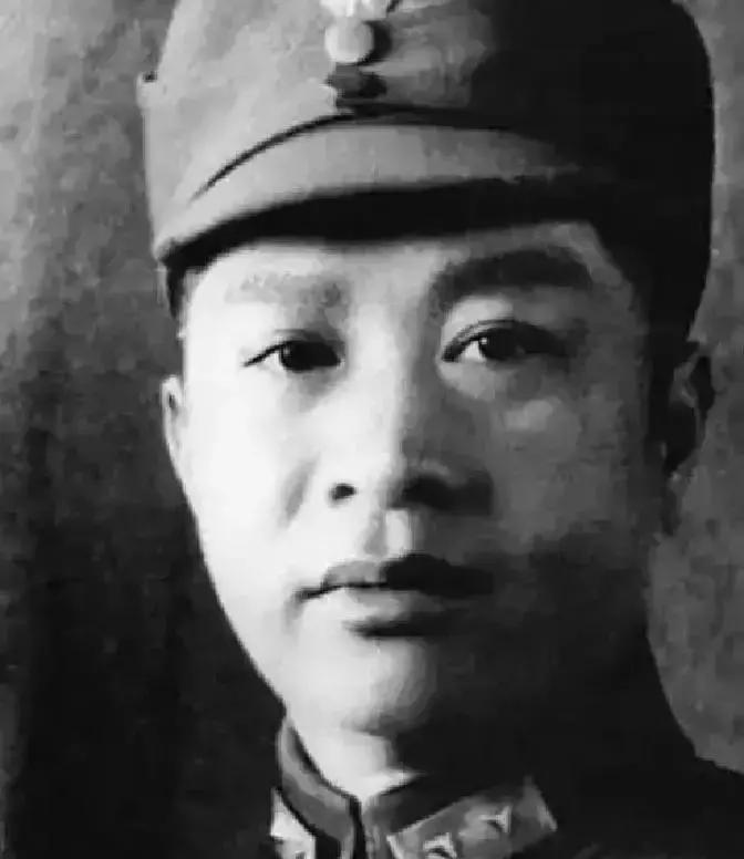 1946年，叶挺所乘飞机坠机，失事原因一直是谜，直到2006年，一位普通农村老头，在临终时，对儿子说：“当年叶挺之死，是我干的！”
儿子愣了几秒，转身去灶台倒了半碗温水，用勺子小心喂给父亲。老头喝了两口，摇摇头，眼睛依旧盯着儿子。
“你听见了？”老头问。
儿子点头，喉咙发紧。
“我不是疯子。”老头手
