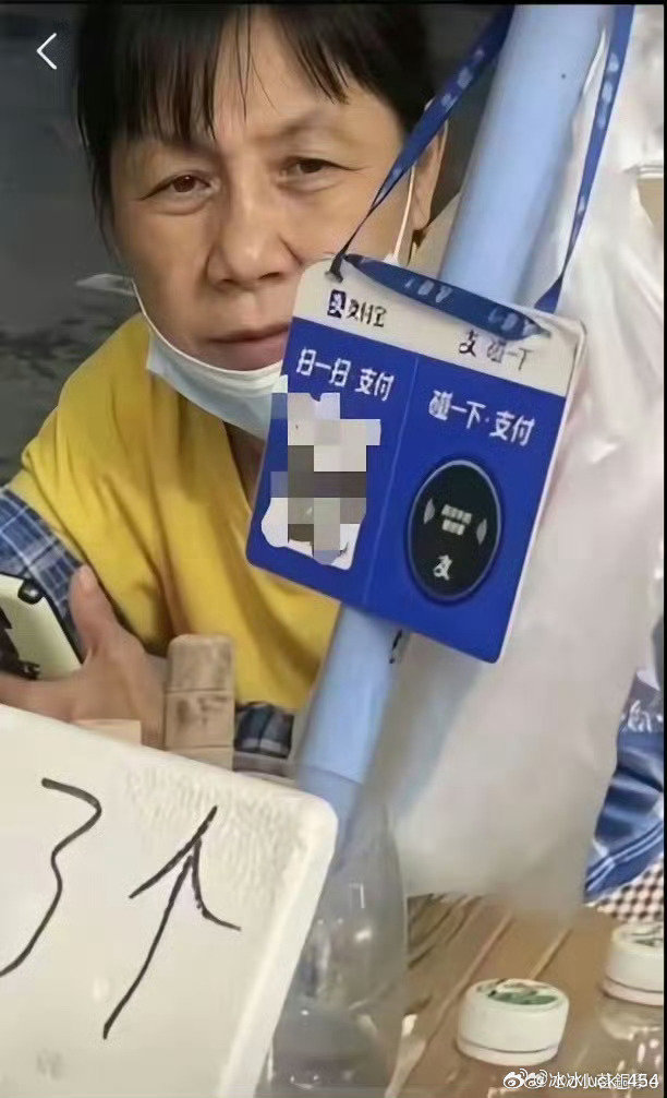#梅姨口罩戴变色了都不摘#：视频拍摄者钟先生称，梅姨摆摊时几乎每天都戴口罩，且口罩戴到明显变色发黑也始终不摘，目的就是长期隐藏样貌。 ​