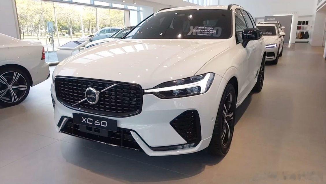 打卡展厅实拍沃尔沃XC60，纯白车身简约大气，标志性雷神大灯很亮眼，沃尔沃主打安全，内饰环保舒适，适合一家人出行。 ​