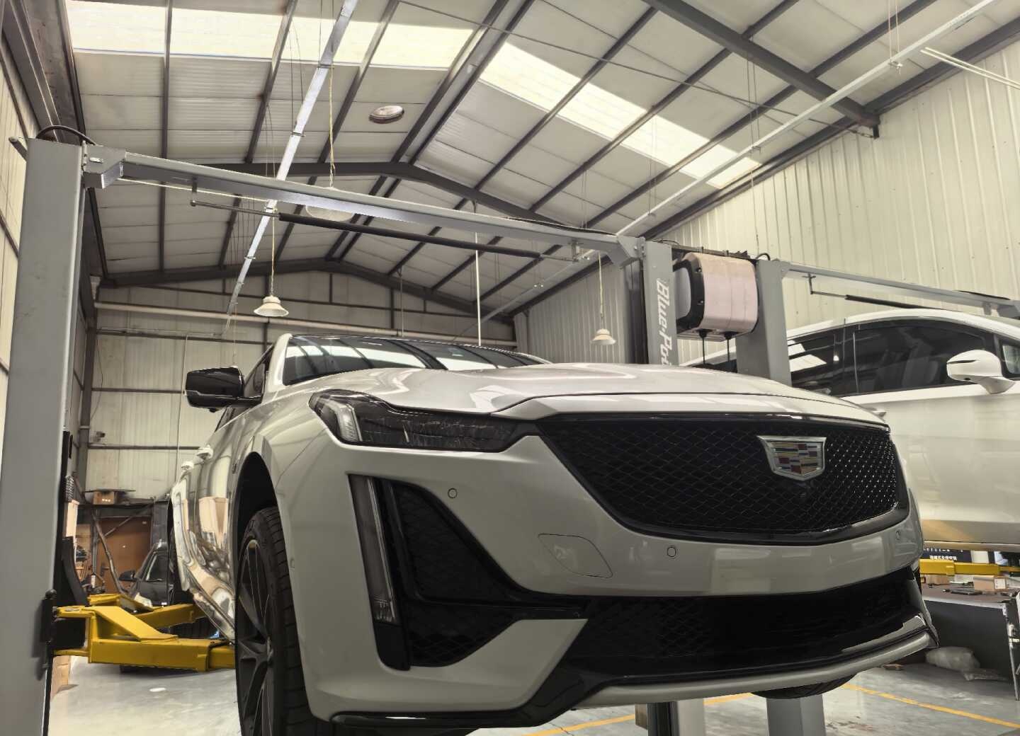 CT5🚗5万公里用车分享
🚗CT5开了5万公里｜真心话 优缺点全摊牌
提车3年跑满5万公里，不吹不黑，给纠结的朋友交个实底👇
✅ 真香的地方
操控同价位越级！后驱+50:50配重，过弯变道干脆不拖沓，2.0T动力随踩随有，高速120再加速依然有劲
隔音是真的顶，双层玻璃+ANC降噪，长途开车很安静，