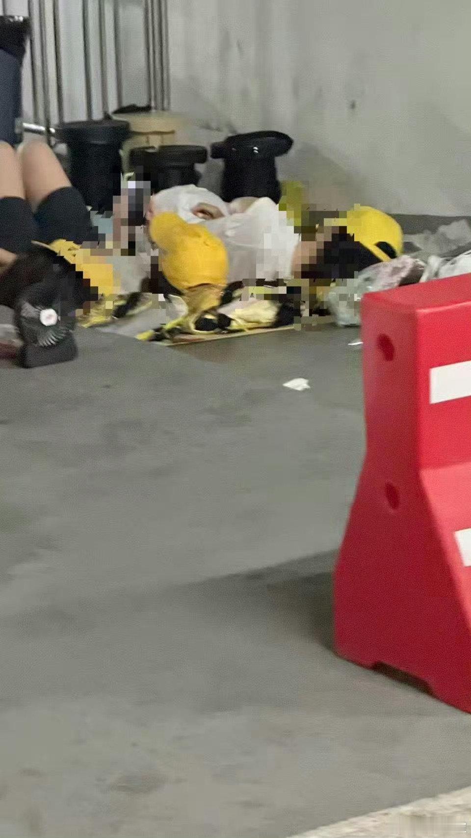 在酒店地下车库聚集过夜存在巨大安全隐患，清理不是很正常吗！！！
#曝王一博唯粉要求工作人员把cp粉清出去# ​