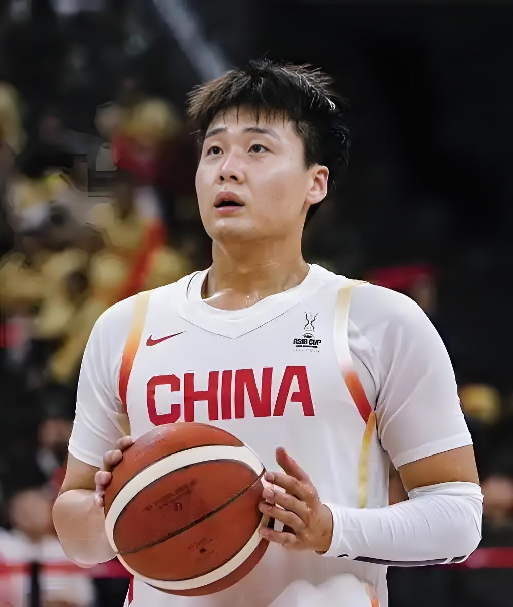 ​赵睿公开发声：代表国家队是最高荣誉，为国出战是责任
近期男篮热身连续失利，后卫线短板引发热议，不少球迷呼吁征召赵睿。面对舆论，赵睿公开发声表态：代表国家队是最高荣誉，为国出战是一份沉甸甸的责任，再次袒露自己渴望身披国字号战袍的初心。
一、发声背后：经历浮沉，初心未改
纵观赵睿的国家队生涯，有亚洲杯