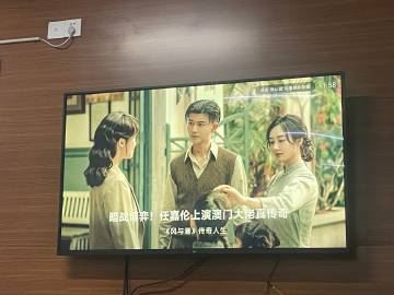 今天给我的爱车做保养，休息室电视上滚动播放这我最爱的贤哥<span c...