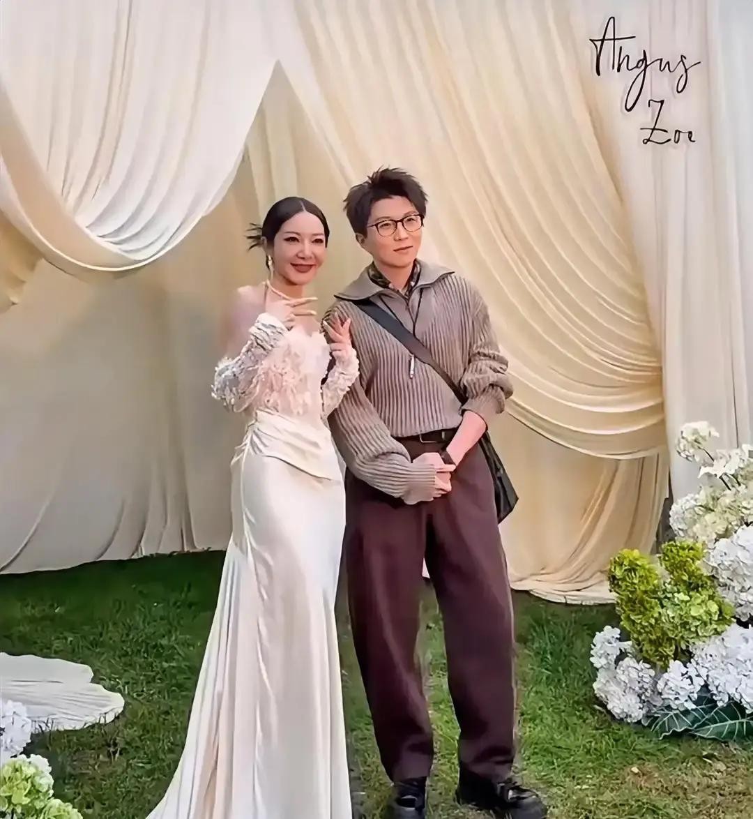 王一博参加香奈儿大秀，他提前离场了。

他整个人陷在沙发里，眼神里没有光，只是尽力维持着营业的表情。他看着那些华服和觥筹交错，心里却想着赛道上的风和练习室的汗水。
所以他完成工作就走了，一分钟都不想多待。因为对他来说，这里是必须完成的任务，而不是他热爱的天地。那个酷盖只是短暂地被借去时尚圈打了个卡，