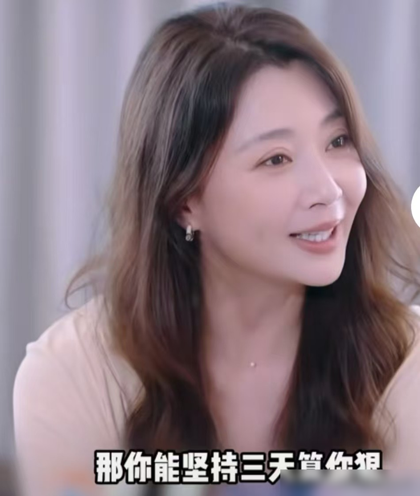 视后殷桃去录真人秀前，居然怂到跑去问那英：姐，我能在节目里立个人设演一下吗？
那英直截了当：别装，你根本演不了。
殷桃这么慌，是因为之前在《中餐厅》被骂怕了。当时她下厨炖牛尾汤，不放盐不去腥，端上桌还眼巴巴等着大家夸。加上带妆干活、不停催问大厨做菜进度，被镜头硬生生剪成了高高在上的傲慢做派。