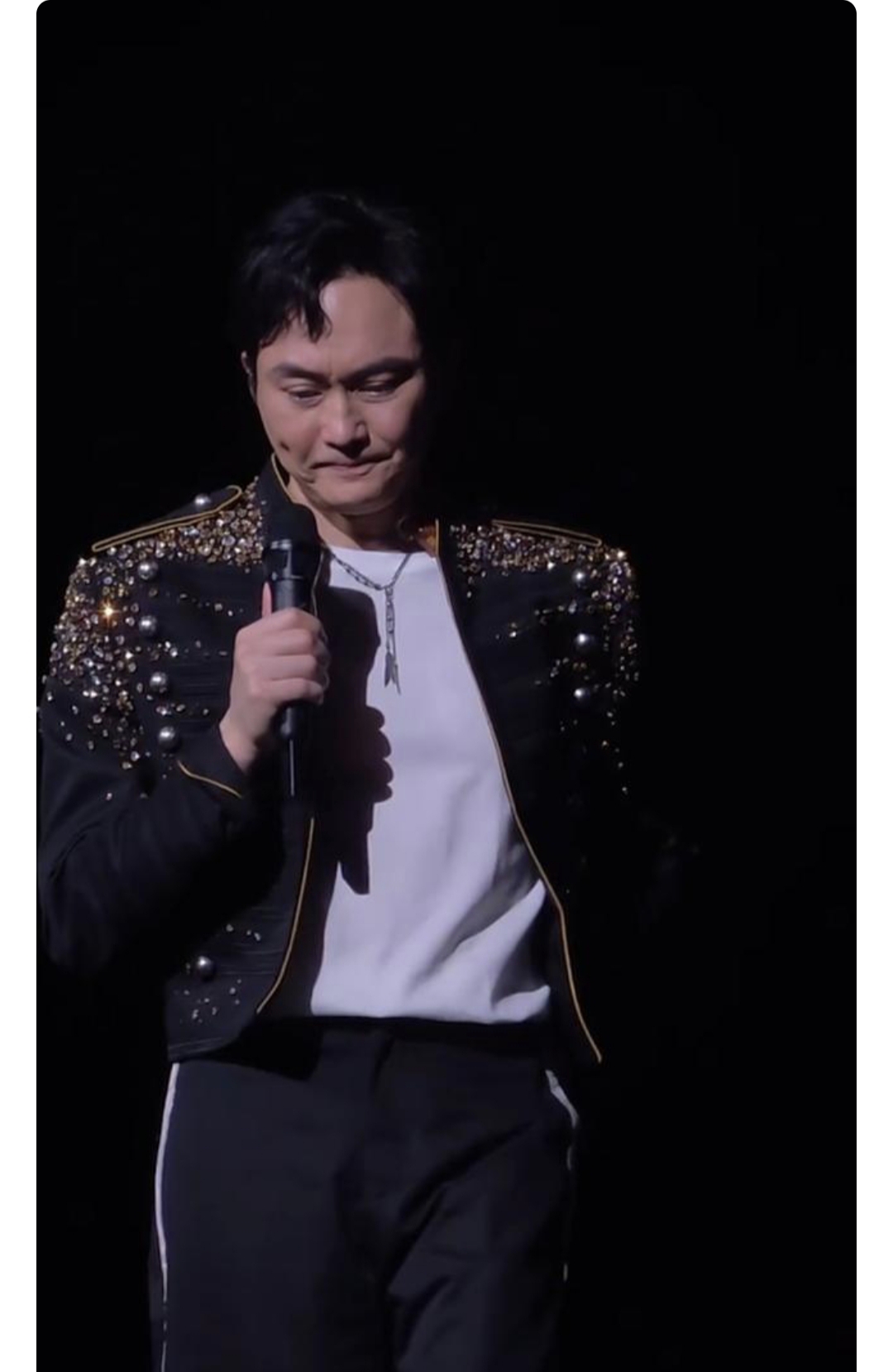 张智霖真的一点也不把演唱会的观众当外人，当律师的朋友去世了，张智霖在演唱会上，还特别演唱《十年人事》送别好友，也告诉了大家自己跟律师朋友之间交往的细节。按理说张智霖在广东佛山开演唱会，就是在舞台上表现好就可以了，不需要说太多。
可是要唱《十年人事》的时候，张智霖哭了，理由是张智霖的这首歌是要送给一个