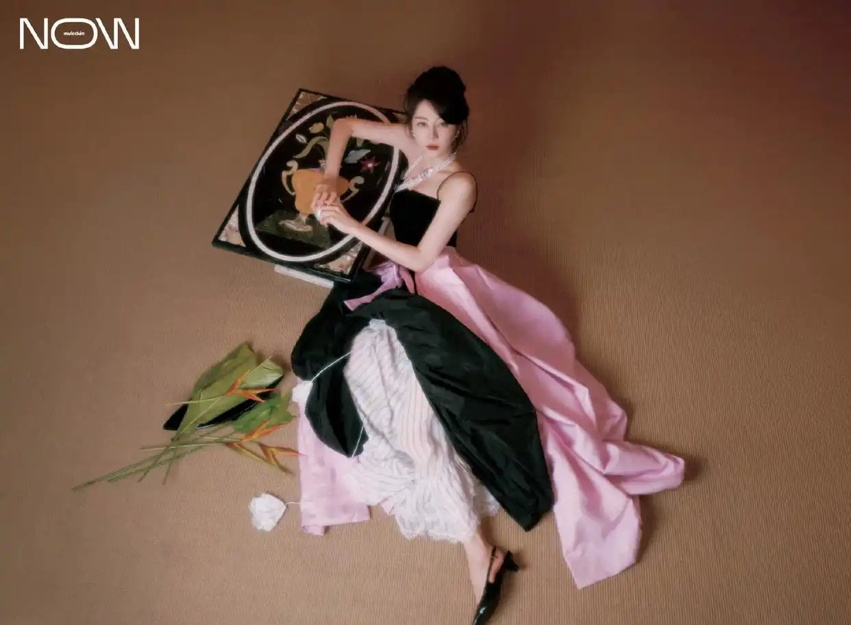 迪丽热巴《Marie Claire NOW》春季刊封面释出
成片令人惊艳，大片聚焦演员本身，展现她和荧幕角色之间紧密连结。
复古油画质感，眼神自带故事，时尚与表演感完美融合。 ​