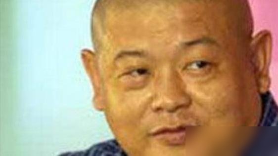 傅彪走那年，家里欠着两百万外债，儿子才14岁。
冯小刚掏钱还债，张国立给娘俩找活路，葛优直接说，孩子我养。
不是客套话，是真养。从初中到大学，学费、生活费、开家长会，葛优全包了。
一管就是十几年，管到孩子长大成人，管到能自己挣饭吃。
如今68岁的葛优被问工作计划，就俩字：待着。
不是没戏拍