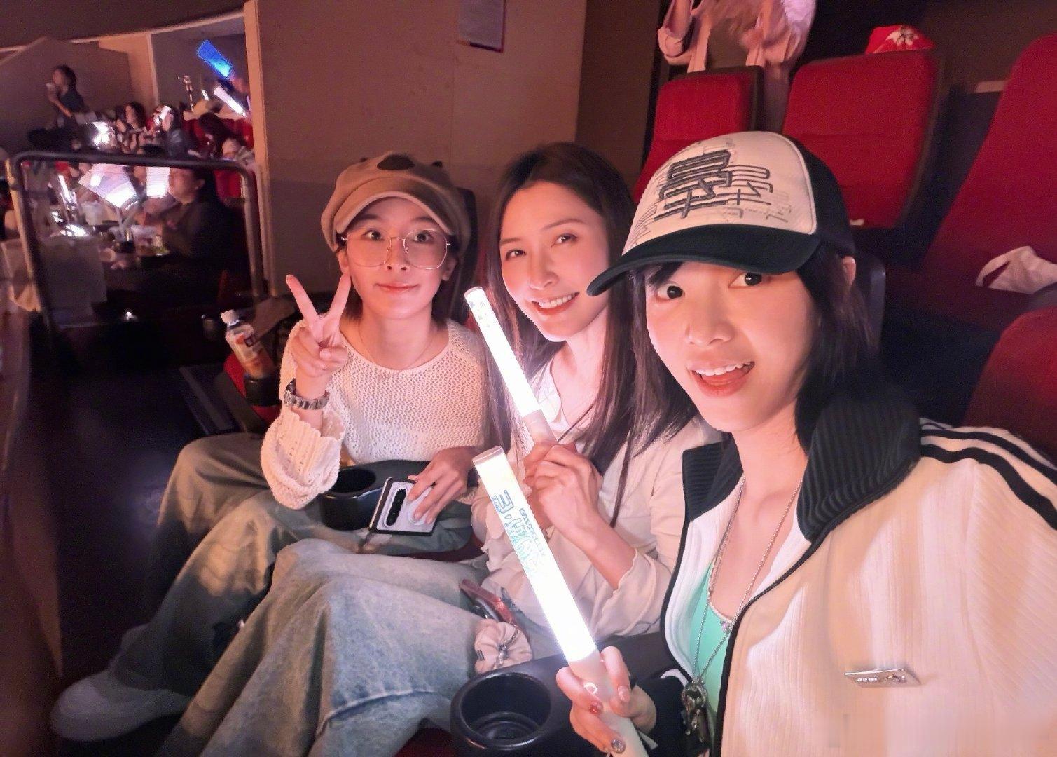 #黄灿灿[超话]#  新鲜的灿今晚和大姐二姐去看演唱会啦 ​