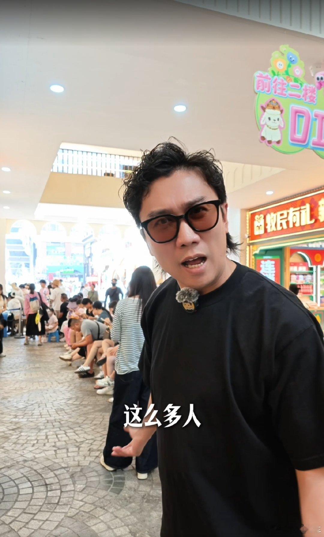 小朋友一口气许了两个愿望，爸爸没推脱，直接开车向新疆出发。腾势 N8L 六座很友好，孩子、小狗、玩偶、活羊，一锅端全装下。不是什么大场面，就是父亲乐意陪孩子折腾。满车的欢闹声，日后都是童年最温暖的回忆。 ​