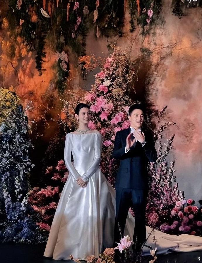 奚梦瑶何猷君澳门婚礼答谢宴，奚梦瑶登台发言收获网友称赞。面对满座亲友，她兼顾双方长辈，感恩到场宾客，言语温柔克制，没有刻意煽情，也不张扬炫耀，分寸感恰到好处。
 
回看她过往很多场合的表达，总能体谅他人处境，遇到调侃从容化解，待人接物不卑不亢。真正的高情商，从来不是圆滑讨好，而
