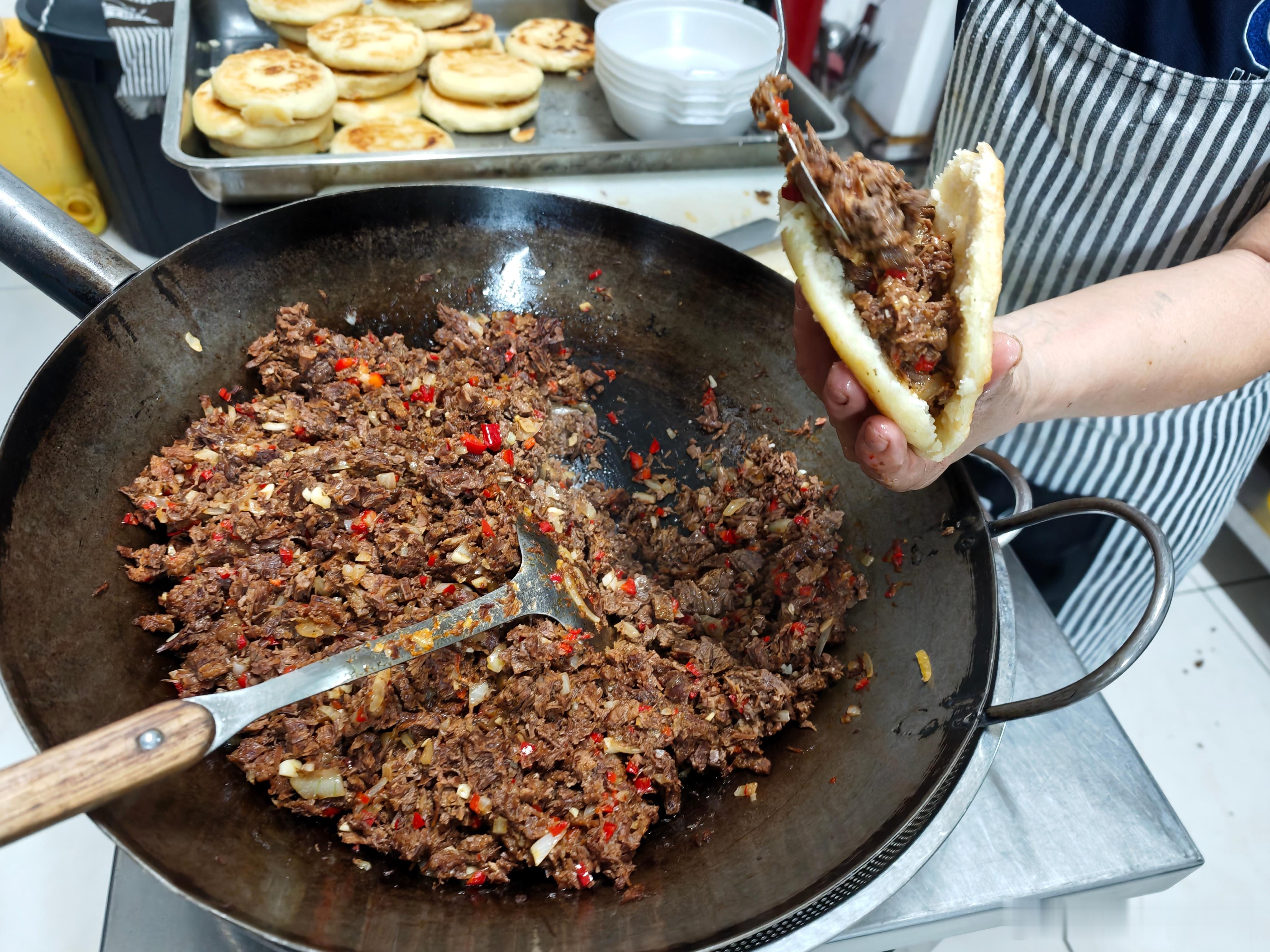 Arepa：南美肉夹馍

——
阿瑞巴是哥伦比亚和委内瑞拉的一种玉米饼，在考古遗址中可以找到美洲原住民用于烹饪阿瑞巴的容器，阿瑞巴是殖民时代没有明显变化的食品之一。委内瑞拉将阿瑞巴视作国家美食名片，多国拉美餐厅以阿瑞巴作为招牌菜式；每年委内瑞拉多地举办“阿瑞巴美食节”，比拼馅料与古法烤制 ​