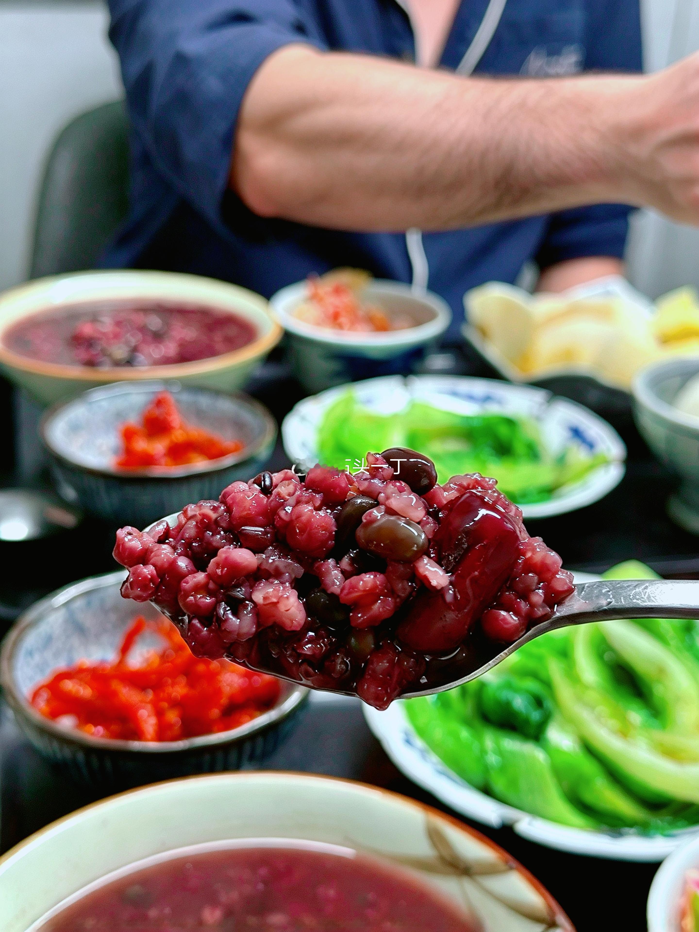 早餐 越到年底越忙，特别是每年的11月份，最近彻底陷入“连环开会+疯狂写材料”的循环，几乎天天连轴转。【大润发】的工作真不好干呀！门店全年情况梳理、月度季度年终工作总结、专项工作复盘文稿、各类对接沟通纪要、流程优化报告、年终汇报稿、下期工作计划……每天不是在对接沟通，就是在敲字整理材料，大大小小的例会一场接一场。看似平平无奇的【大润发】客服后台工作，其实磨磨唧唧的破活。希望年末的努力工作，对明年的请假会有帮助，谁敢不批我的假，我就干谁，谁也不好使！大家早安！