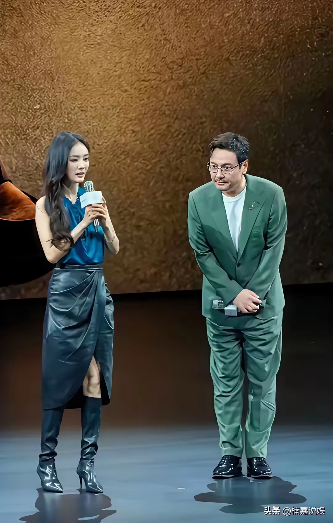 杨幂无论从演技还是形象都是圈内数一数二的存在，身材也是跟面条的，但是她的腿膝盖似乎有点什么问题了吧，从这张照片看膝盖是不是有点变形。沈腾这老哥也太不怜香惜玉，上台过程中自己大摇大摆的走在前面，对这个妹妹是不管不问的，再看看杨幂的膝盖，大概率也是走不快吧！他们两人私交可见一斑吧。