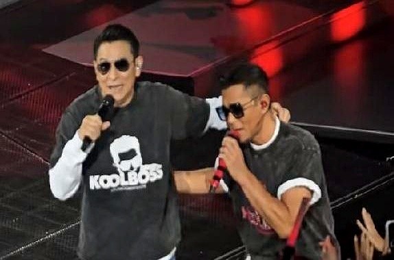 红馆舞台中央，古天乐突然双膝一弯，结结实实给身旁的人跪了下去。

受这一拜的，是压轴出场的刘德华。台下尖叫快掀翻屋顶，平时雷厉风行的古天乐，此刻却像个刚入行的新人。

他全程寸步不离跟在刘德华身后，把主咖的位置全让了出去，嘴里不停念叨着感谢。时光倒回几十年前，古天乐还是个无名小卒，正是刘德华手把手教