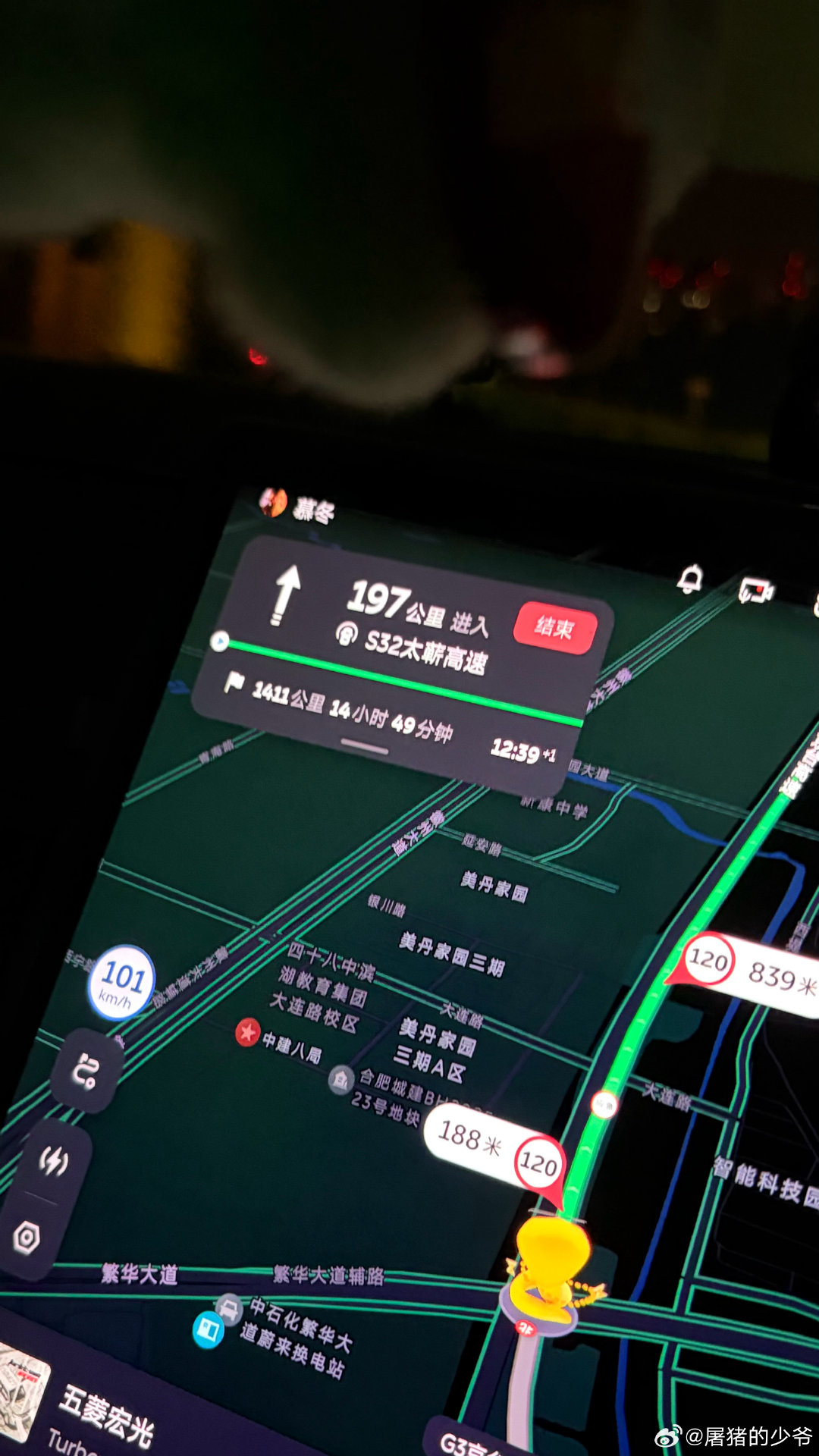 我爸说这个车跟着我们太可怜了 ​