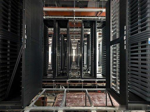 宁德时代跨界扩张的底层逻辑
宁德时代业务不断拓宽，覆盖乘用车、商用车、船舶、航空、储能，还涉足 AI 与机器人。业务拓展并非市场被动推动，而是锚定 “助力人类新能源事业，打造世界一流科创企业” 的愿景布局。
企业提出从新能源产业化走向产业新能源化。新赛道入局有严格标准，必须具备核心竞争力 ​