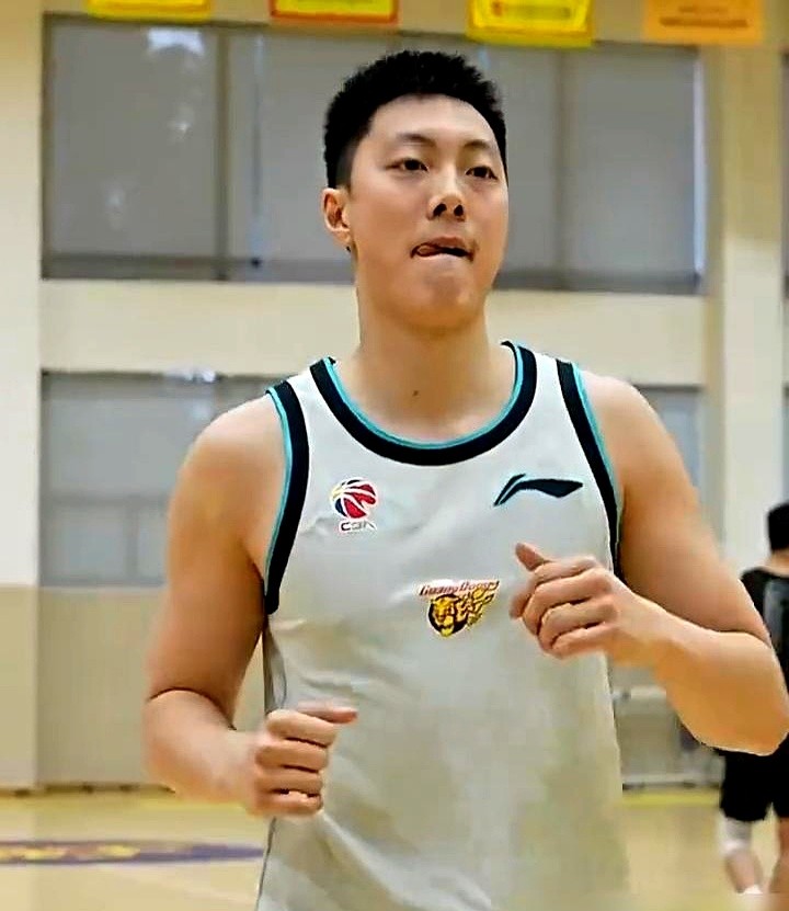 记者问起时，胡明轩就回了四个字：没有休息。

打完世预赛和亚运会连轴转，他直接回俱乐部报到接着合练。被问到身体恢复情况，他只说了句有待考察。其实他伤病还没好利索，国家队一个电话打来又去了。

队友周鹏提过，这兄弟膝盖一直扛着，从没抱怨过一句。

季前赛首战，上赛季场均打25.6分钟的他，又上了23分