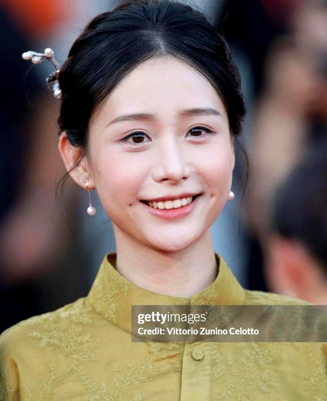 素人直接空降女主，一出道就传搭档丁禹兮，这消息让圈内不少人惊掉下巴。

网传新剧连环套的女主敲定了王晓慧。一个刚冒头的新人，凭什么撕下这块饼？

去看看给阿嬷的情书就懂了。没有医美痕迹，脸上透着原生骨相的生动，几场哭戏眼泪砸得干脆利落。

如今内娱流水线小花扎堆，这种纯天然有辨识度，还能扛住特写镜头