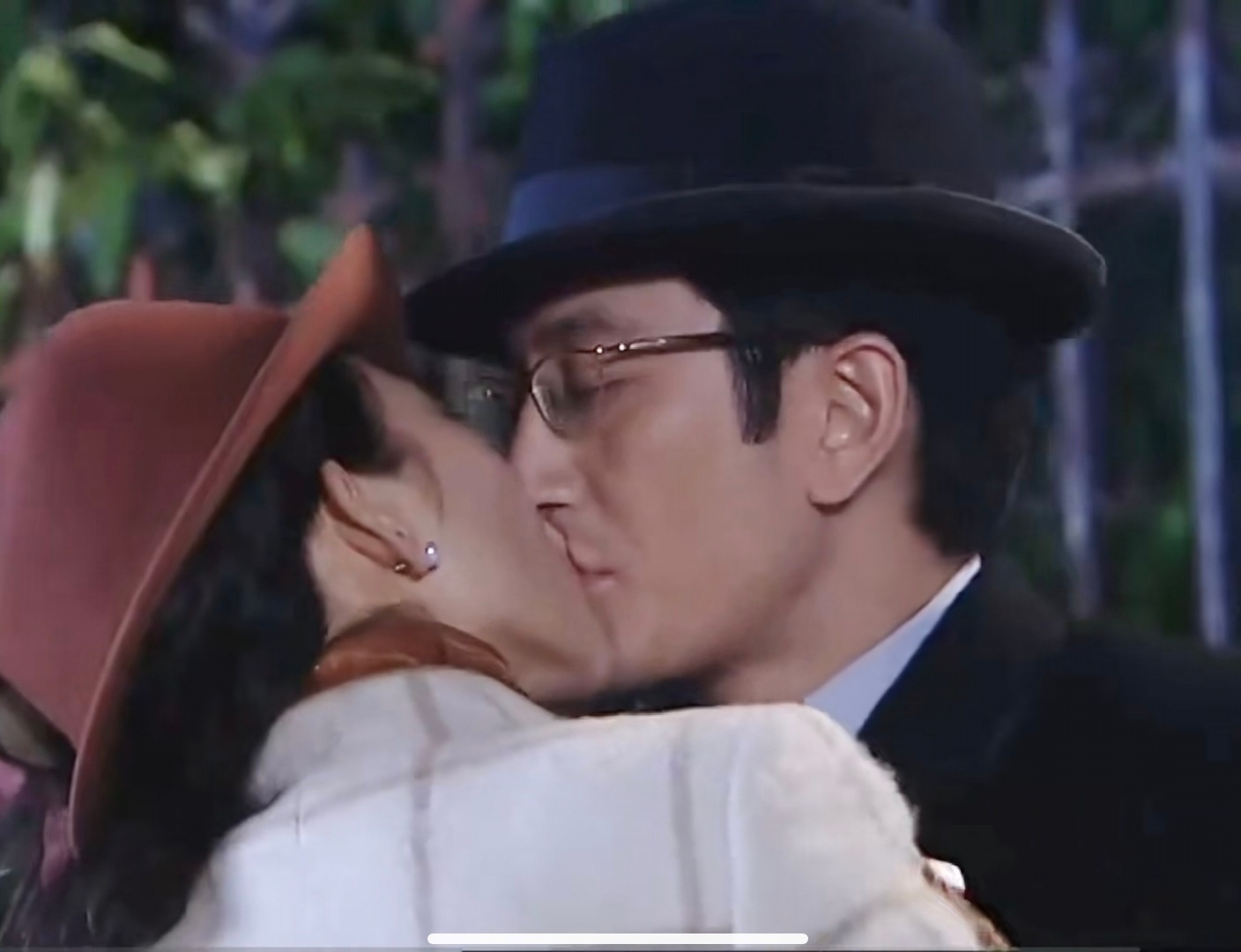 我的第一对产品磕了二十年
两个世上最有bg感之人
斯文熟男×鬼马精灵女
如果妙手两部算两搭的话那就是6搭情侣
6搭只有1搭是he
『吴启华×蔡少芬』 ​