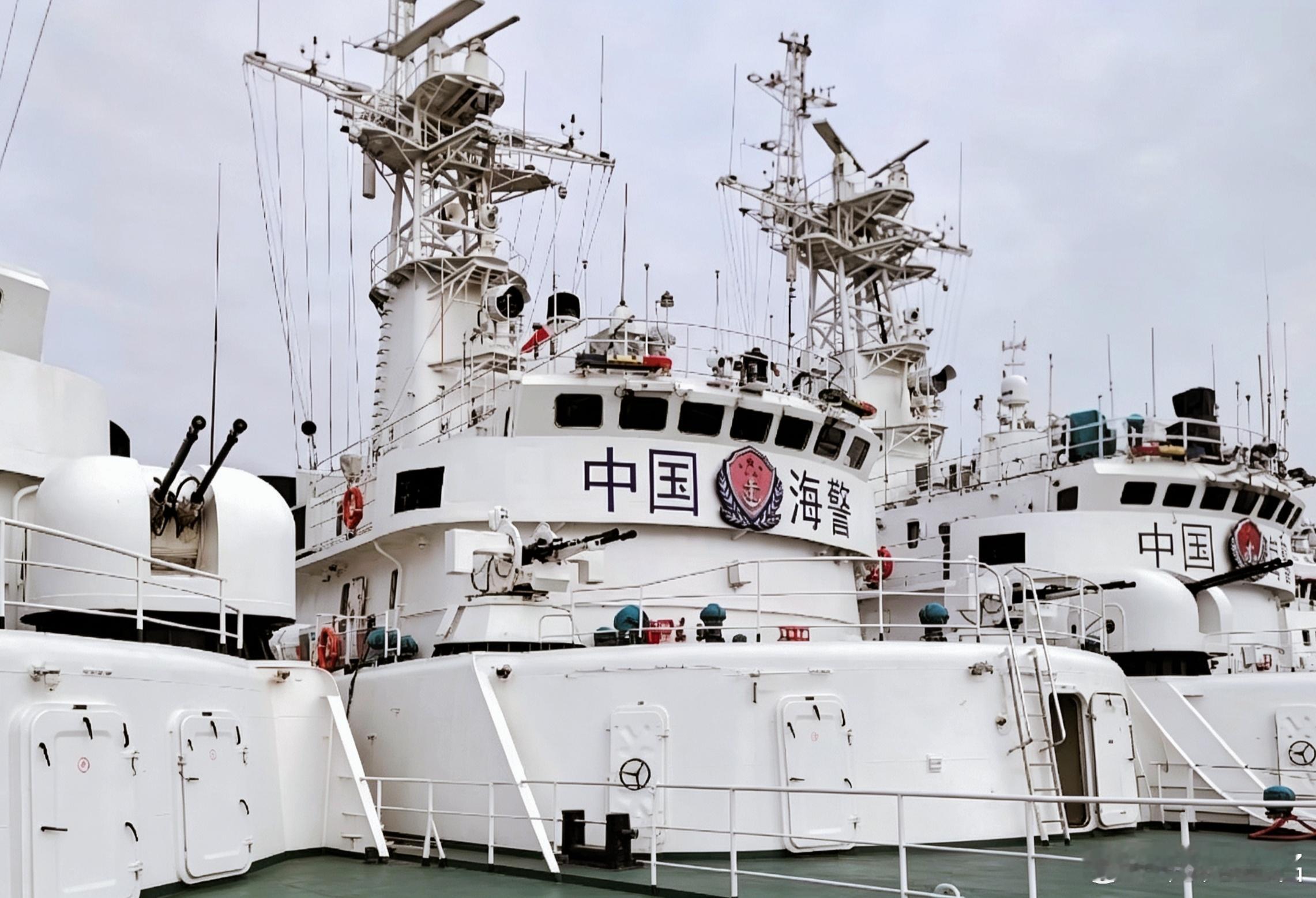 #中国海警[超话]# 同型舰不同炮｜图为3艘从海军转隶海警的053H2G型舰。其中，居中的2201金塘舰[浪] ​