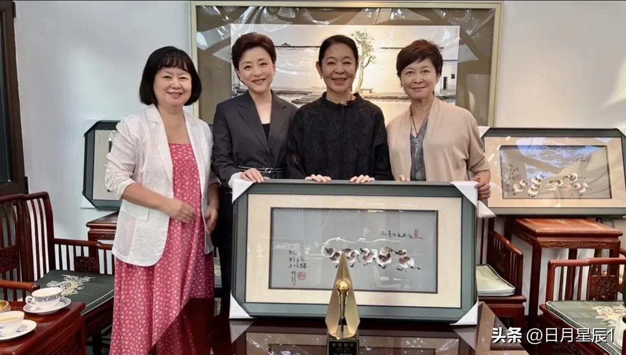 杨澜晒照悼念敬一丹，晒珍贵合照，倪萍等人出镜，四人同框都是非常优秀的女性。
9月13日，敬一丹离世的消息引发大众热议，作为央视i曾经的台柱子，她的离开让大家都惋惜不已。
敬一丹离开后，多位好友发声悼念，为她的离开感到惋惜。
杨澜在社交平台发文称一直希望会有奇迹发生，结果她还是走了。她晒出和鞠萍、倪萍
