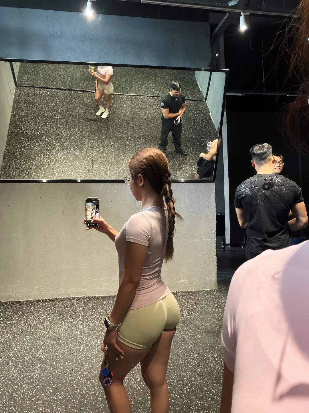 这条裤子超级好穿
好显pp翘