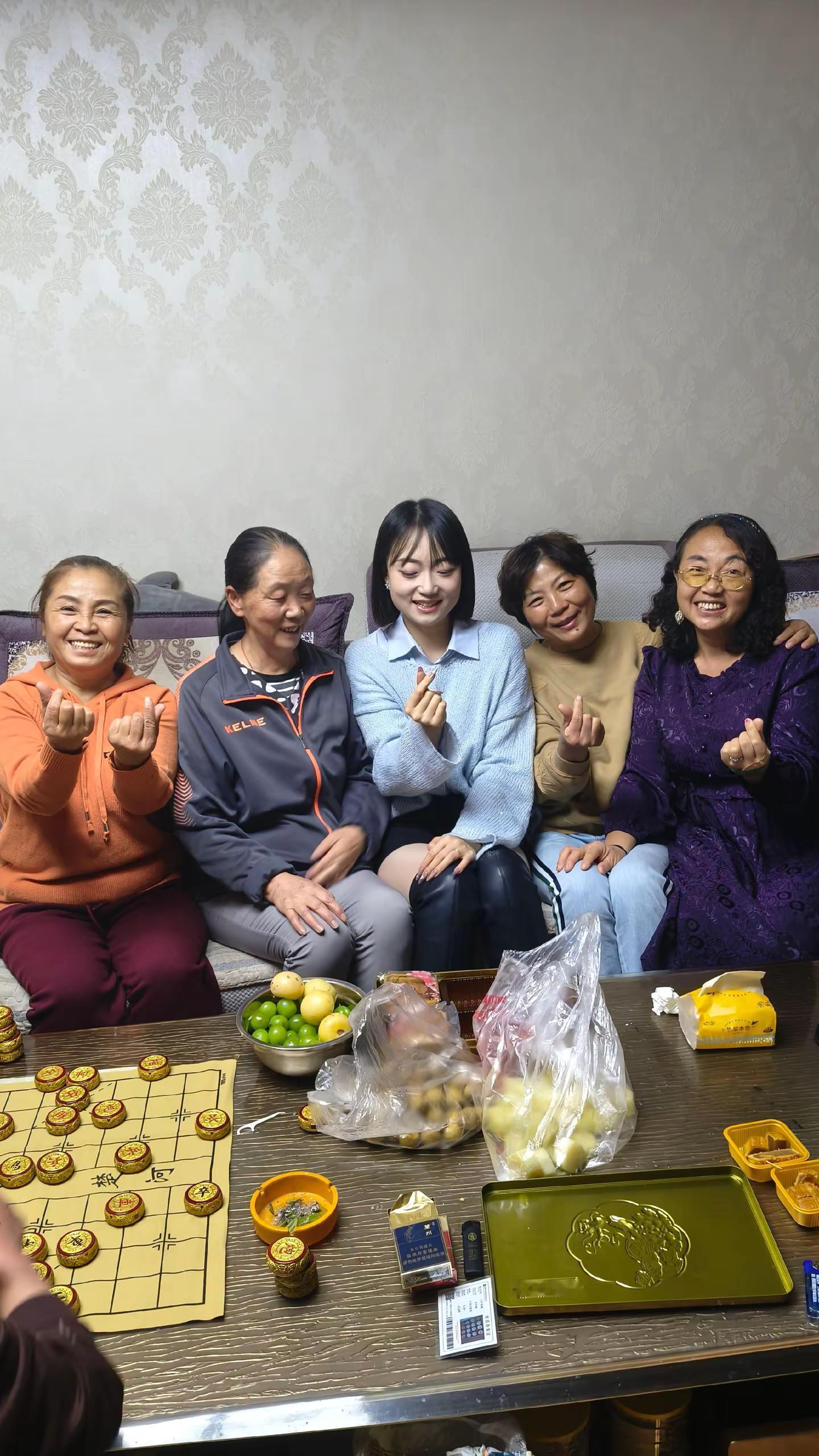 <p>兄弟姐妹情深 <!--{img:0}--><!--{img:1}...