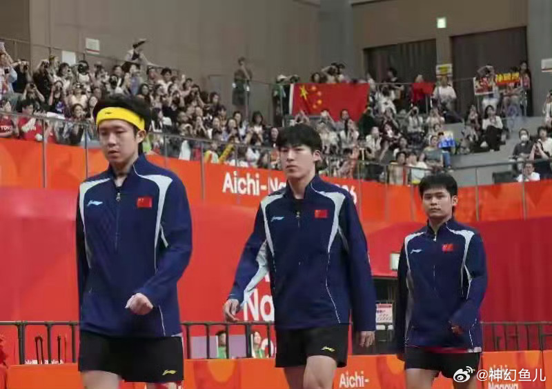 #乒乓男团亚运丢冠暴露哪些问题#
竞技赛场从来没有永远不败的神话，国乒男团这次失利，让人唏嘘，却也不必全盘否定。长久以来我们习惯了金牌带来的荣光，当失利到来，难免心里失落。但乒乓球这项运动正在全球快速发展，对手的实力稳步提升，差距不断缩小，这是这项运动走向繁荣的信号。输赢本就是体育 ​