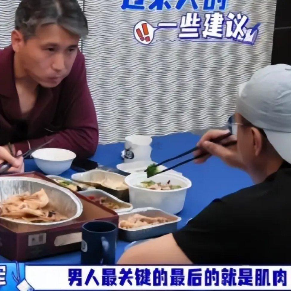 胡军李乃文被放大笨拙制造梗，不怕老艺人录综艺怕的是拿体面制造笑料[允悲] ​
