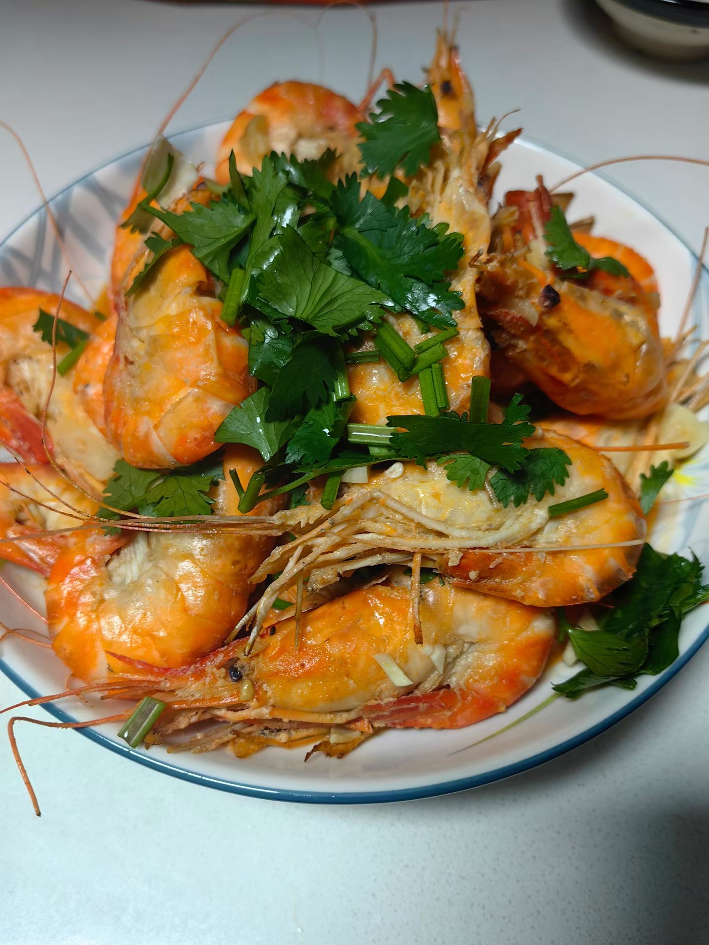 #霜降##秋天最后一站##文化中国行霜降节气# 霜降后饮食别乱步，记住平补润燥！
霜降一到，燥气更重，饮食别乱吃，养对了整个秋冬都舒服。
霜降是秋末向入冬过渡，秋燥偏凉，不再适合猛吃凉性清火的东西，重点温润，不重油大补，优先选择白萝卜、白菜、山药、莲藕、银耳、百合、苹果、柚子、小米、高粱 ​