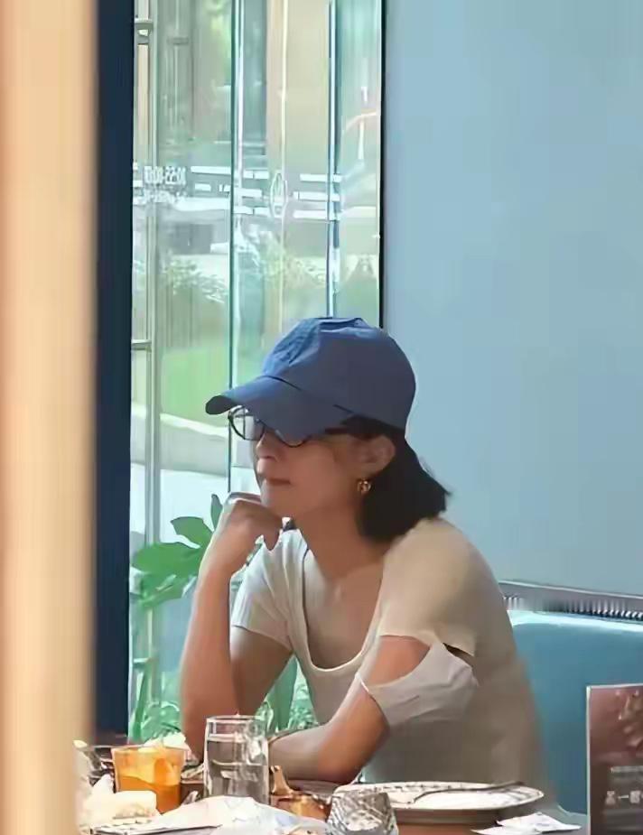 赵丽颖现身剧场支持谢娜话剧

赵丽颖休养后低调现身观看谢娜话剧，这是她身体不适入院后的首次露面。此前她因严重低血糖紧急取消直播，休养期间网传重病谣言被工作室辟谣。二人十多年闺蜜双向奔赴，她低调到场默默支持，身形单薄，由助理搀扶，希望她好好休养。
赵丽颖 谢娜 十三角关系 明星闺蜜