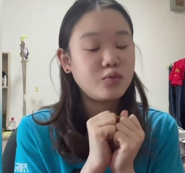 张家齐在综艺里说“我不是你养大的，我是队里养大的”，这句话把她和母亲之间那条裂缝彻底撕开了。去年八月她还和爸妈一起看房、夸妈妈衣品好、请吃海底捞，妈妈给她买衣服她穿着转圈。一年之后，母女俩在镜头前几乎说不下去话。真正的问题不在综艺有没有剧本，在那些被镜头放大的东西本来就存在。从六岁住校十二岁进国家队