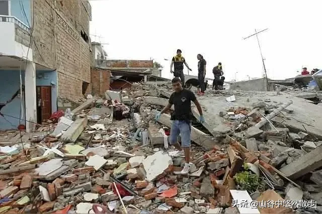 河南济源发生3.6级地震，郑州等周边城市不少居民感受到震感，相关消息迅速在网络上传播开来。
 
根据地震台网的测定数据，这次地震发生在傍晚时段，震源深度只有9千米。浅源地震的震动，传播距离会更远，周边不少城市都能捕捉到晃动。除了济源本地，焦作，洛阳，新乡，郑州等地的网友，纷纷在社交平台讲述自己的经历