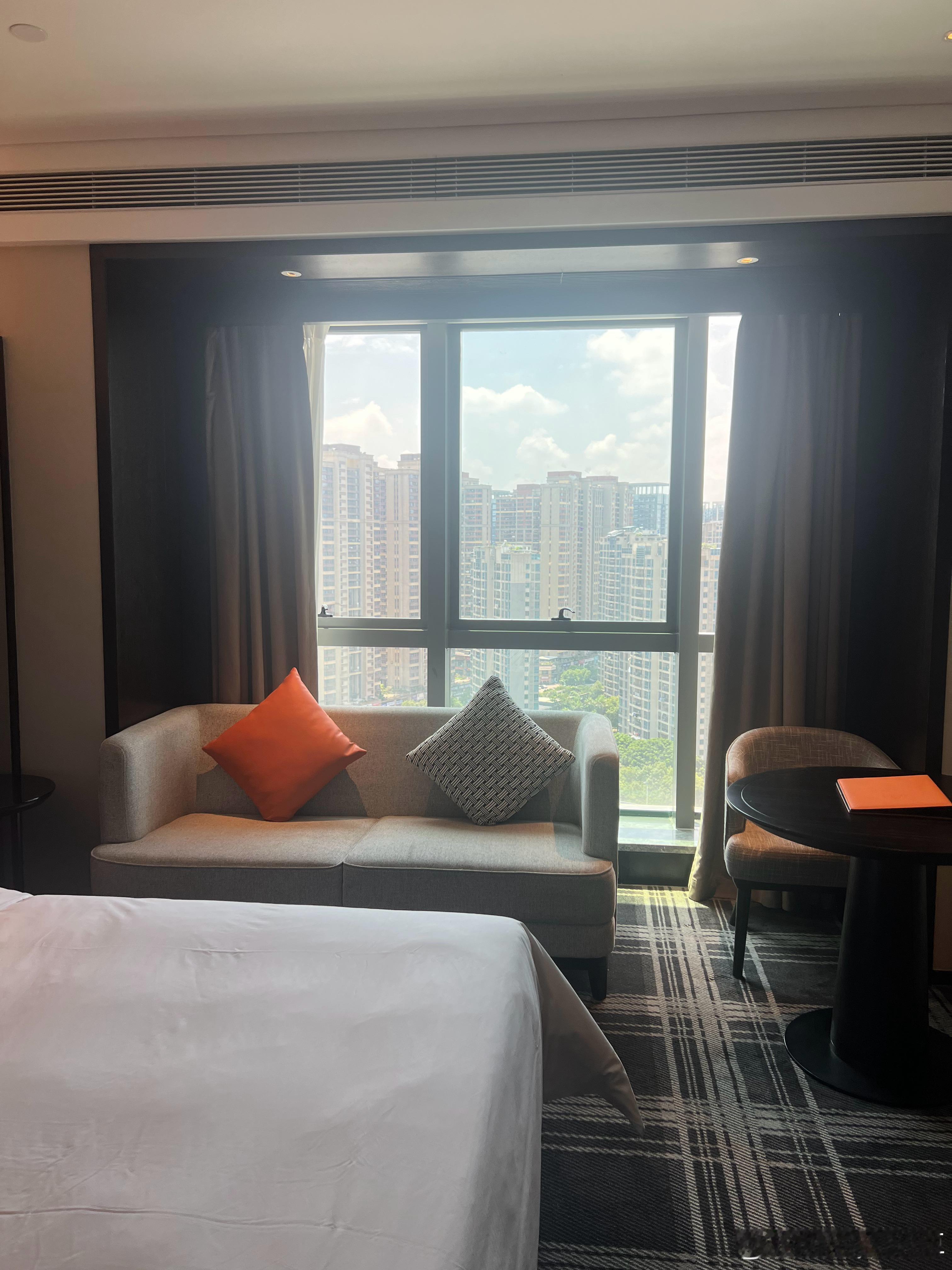 出差累了就给自己强行洗脑 赚钱呢得高兴[苦涩] ​​​