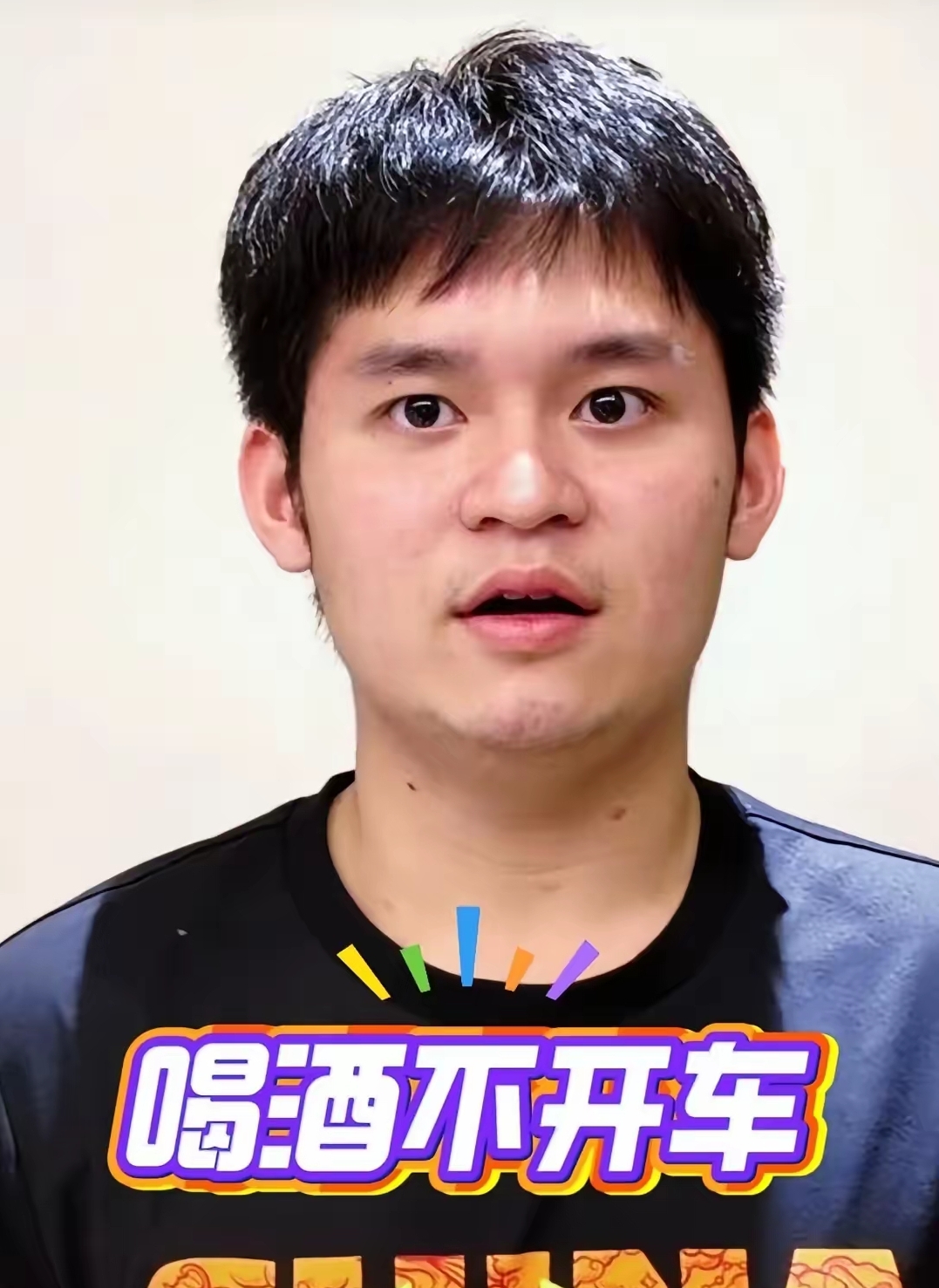 林诗栋这波回老家，画风有点可爱。视频里他就穿一身普通便装，跟平时训练完没两样，没有架子，也不刻意摆姿势，认认真真提醒大家喝酒别开车、斑马线礼让、出行戴好头盔，一板一眼又有点腼腆，像邻居家懂事的弟弟在贴心嘱咐你。
 
很多人觉得冠军露面就得排场十足，可他偏不。真正的影响力，从来不是拿着金牌高高在上，而