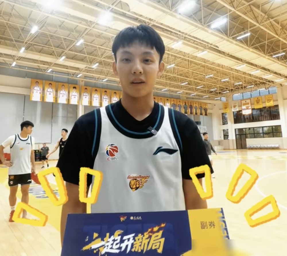 广东宏远全队就他一个没过，张皓嘉。9月30日CBA体测结果一公布，26人挂科名单里，广东只有这一个独苗。徐杰直接免测，全队唯一名额给他了。张皓嘉卡在哪？新规则没有及格线了，全联盟综合排名，末位10%淘汰。折返跑、投篮、卧推、深蹲全维度比。你以为训练不够？王哲林、沈梓捷、阿不都也都在补测名单里蹲着。还