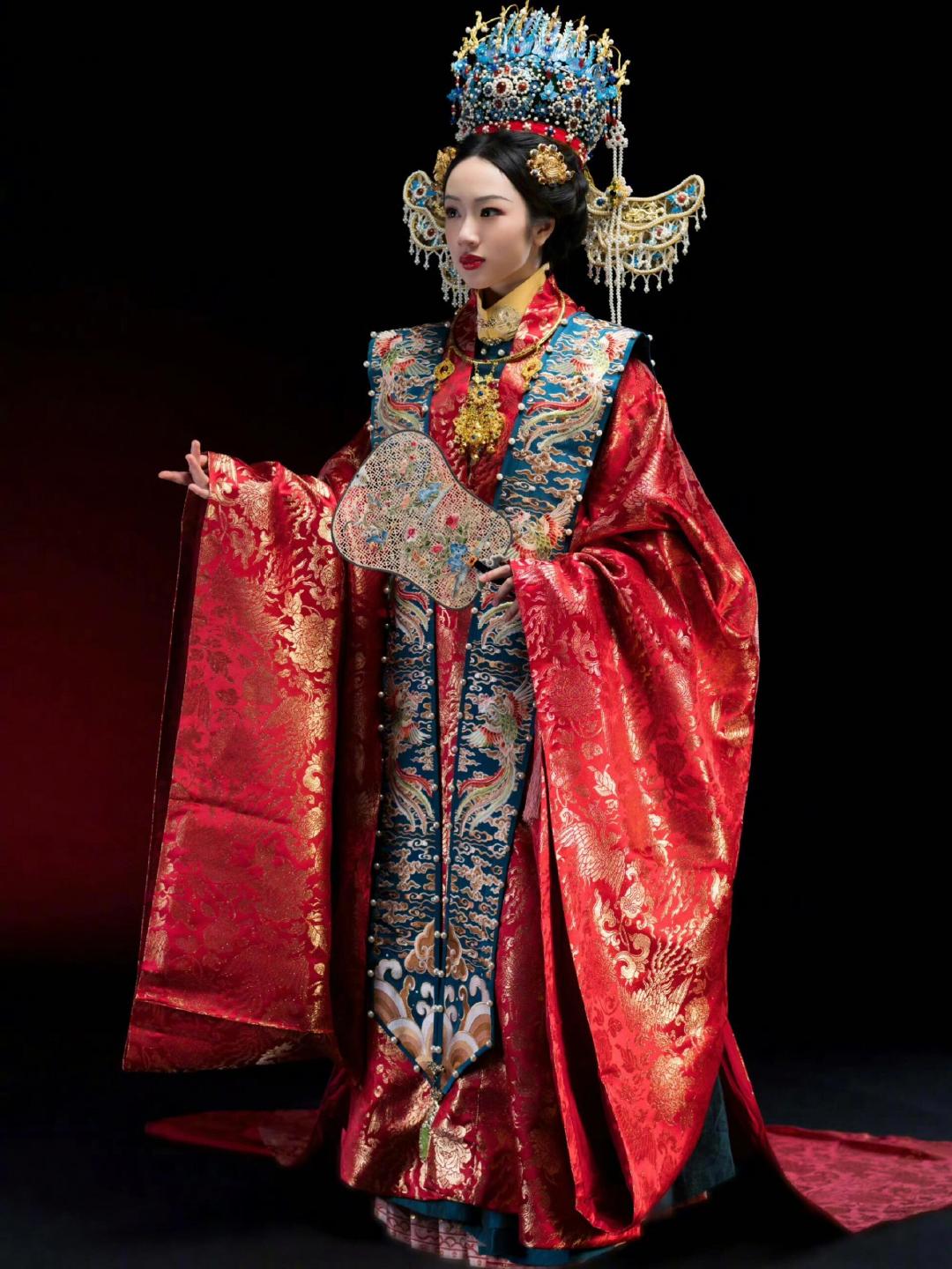 #吴尊晒NeiNei穿婚服# 吴尊晒出NeiNei穿传统婚服的照片，配文“要担心的是她另一半”，满满都是老父亲的心思。NeiNei穿上婚服又美又可爱，从当年节目里的小女孩到现在的亭亭玉立，成长得真好。吴尊有这么可爱的女儿，真的让人羡慕。 ​