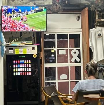 3:0胜，进世界杯16强。一个叫Galería Bibliotaber...