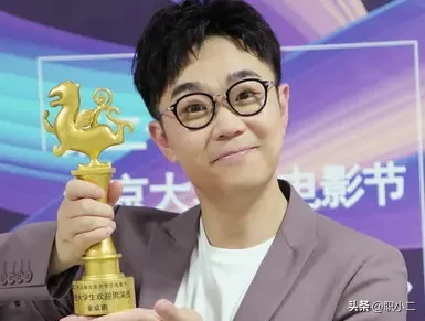 非科班疯狂出圈：真正厉害的从来不是「专业模板」，是多元化的人性结构
 
最近发现一个特别颠覆认知的现象，越品越通透：
 
当下最火的作品、最出圈的创作者，大多根本不是科班出身。风头无二，拿大奖的大鹏获奖感言是:哈哈，我没学过一天导演，我现在是最佳导演。火的一塌糊涂的《牛来》导演和制片居然是一对普通的