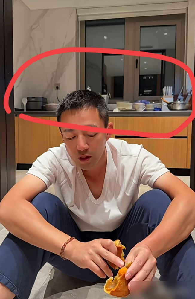 汪小菲几千万的豪宅，厨房乱得跟合租房似的。
碗盘堆成山，锅盖摞着锅，台面上连个放胳膊的地儿都没有。深夜直播切月饼，镜头一晃，全暴露了。
弹幕瞬间炸了，有人笑他接地气，有人骂他作秀。可你别忘了，这位爷是干餐饮的，麻六记后厨天天直播，干净得能反光。
自己家乱成狗窝，店里却搞透明厨房给外人看，这反差