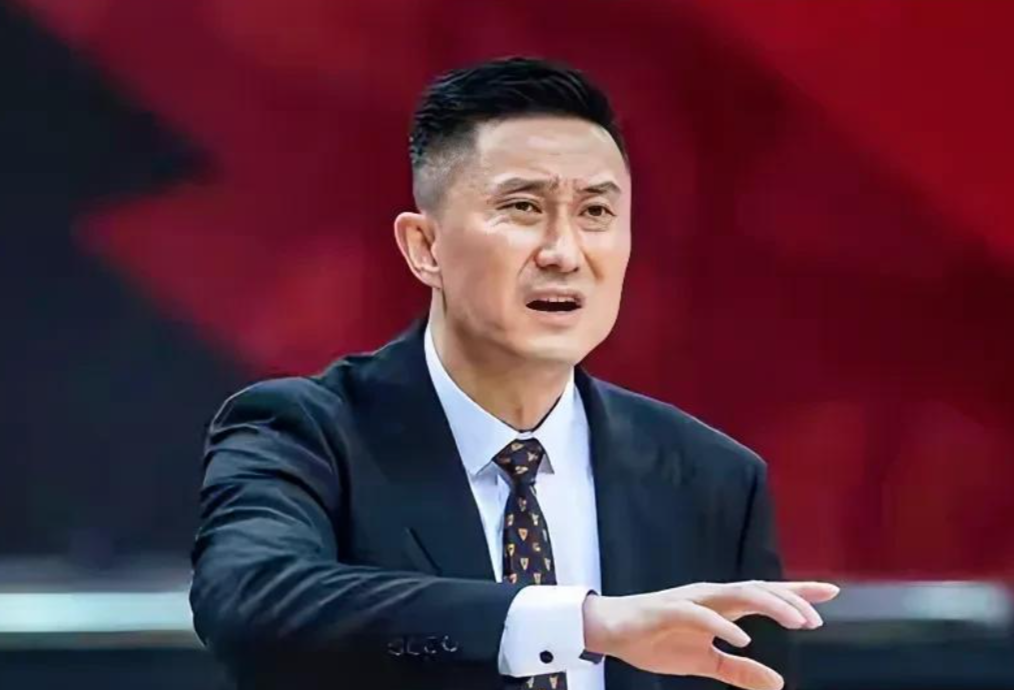 杜锋赛后摇头苦笑：“他们连抵抗的欲望都没了。”一句话撕开了广东48分狂...