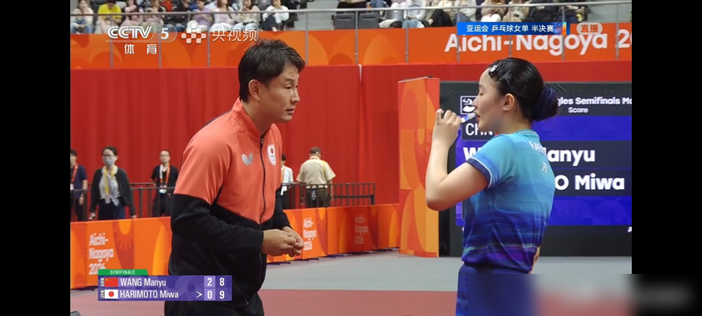 一场3-1的球，日本教练中泽锐全程日语指导张本美和，结果赢球那一下，直接蹦出一句东北腔：对，就这么打！
绷了一整场的职业操守，全让本能给卖了。
这教练原名王锐，河北石家庄人，跟马琳是省队队友，98年国家队选拔赛关键分被判罚争议，没进去。2002年退役去日本当陪练，2008年入籍改名中泽锐。带出平