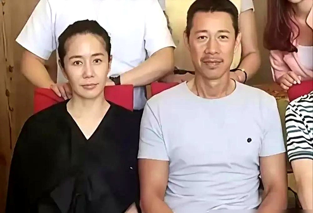 70岁的张丰毅，肌肉线条比很多20岁小伙子还清晰。

瞿颖晒出球场合照，全网目光都盯在他身上。这身板，哪像古稀之年？荧幕上硬了一辈子，以为生活中也是说一不二的大老粗。

谁能想到，他跟小12岁的妻子霍凡结婚30年，工资卡早就上交了，家里的活也抢着干。霍凡呢，没当家庭主妇，一门心思扑在自己的舞蹈事业上