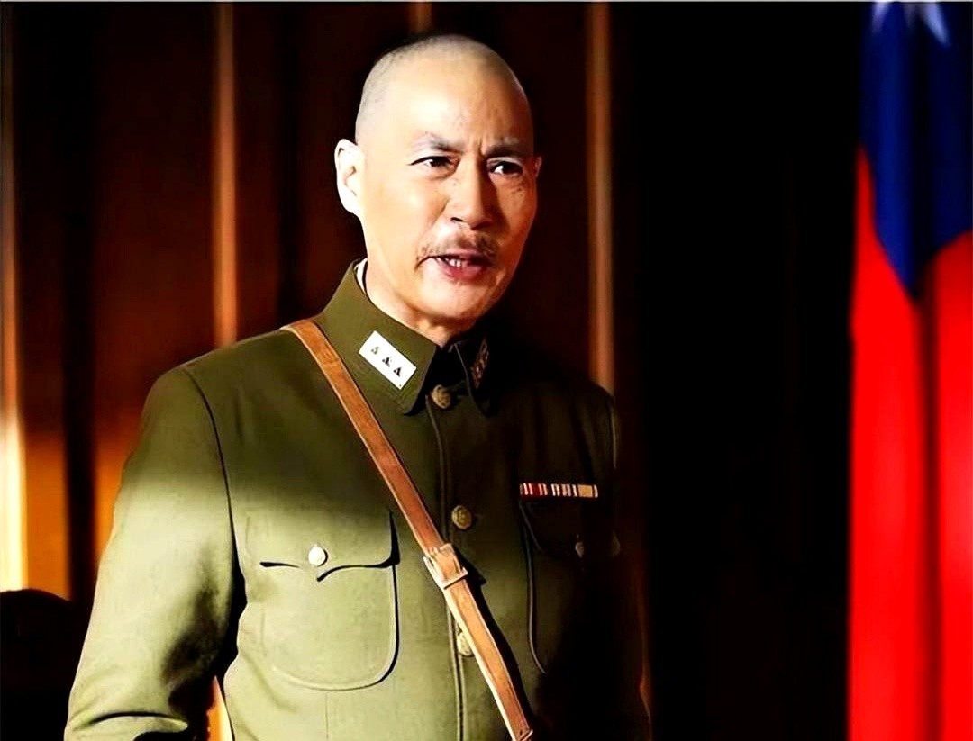 让影帝去演特型历史人物，结果可能是一场灾难。

张国立端着架子，陈道明飙着字正腔圆的普通话，演技再精湛，观众一听这台词就频频出戏。

你再回想孙飞虎和赵恒多，往镜头前一站，一口地道的奉化方言甩出来，眼皮一抬，那种枭雄的压迫感直戳脊梁骨，这就叫骨相里的契合。

要是让倪大红、李雪健这种老戏骨硬套上去，